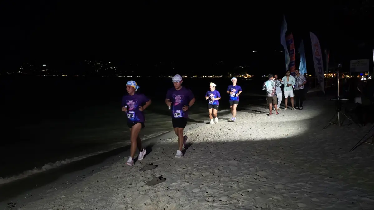 'สมุย' จัดเต็ม! วิ่งกลางคืนบนชายหาด 'Samui Neon Run 2026' กว่า 3,000 คน