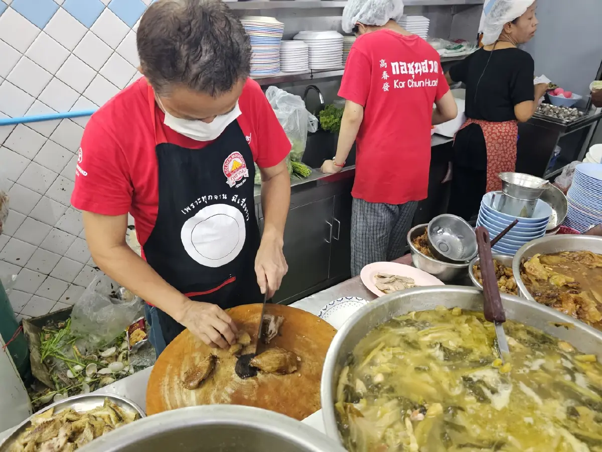 ‘มะระผัดไข่’ รสชาติถูกใจที่ ‘กอชุนฮวด’ ร้านข้าวต้ม มิชลิน 4 ปีซ้อน