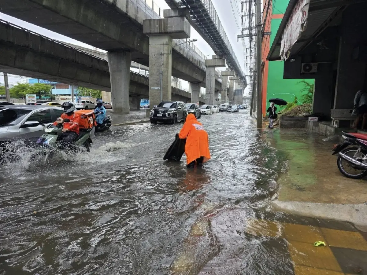 น้ำท่วมแล้ว บางเขน กทม. ฝนตกหนัก น้ำรอการระบาย เตือนฝนชุดใหญ่อีก