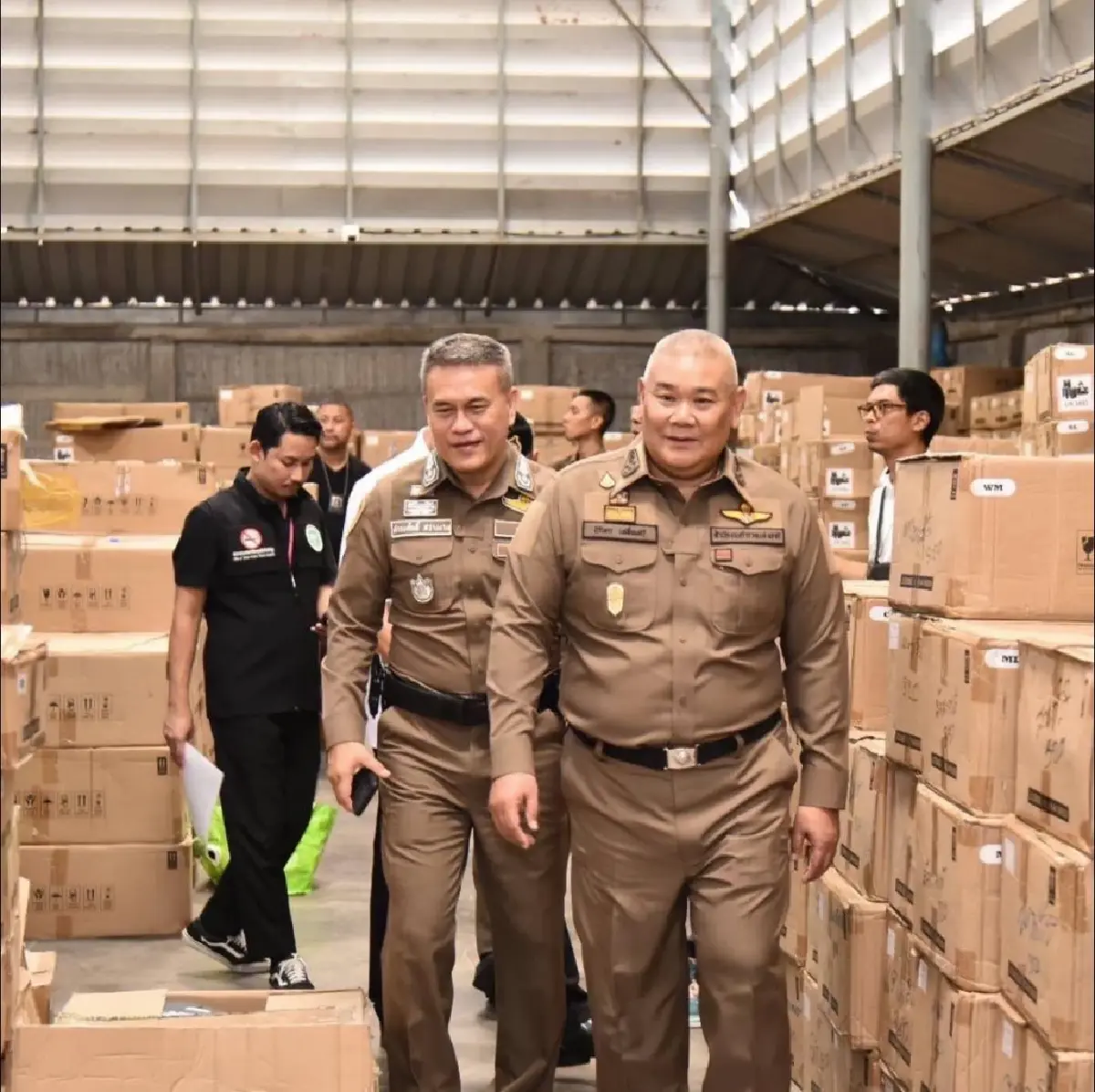 ลุยปราบ 'บุหรี่ไฟฟ้า' ตร. บุกโกดังย่านประเวศ ยึดของกลางได้กว่า 200,000 ชิ้น