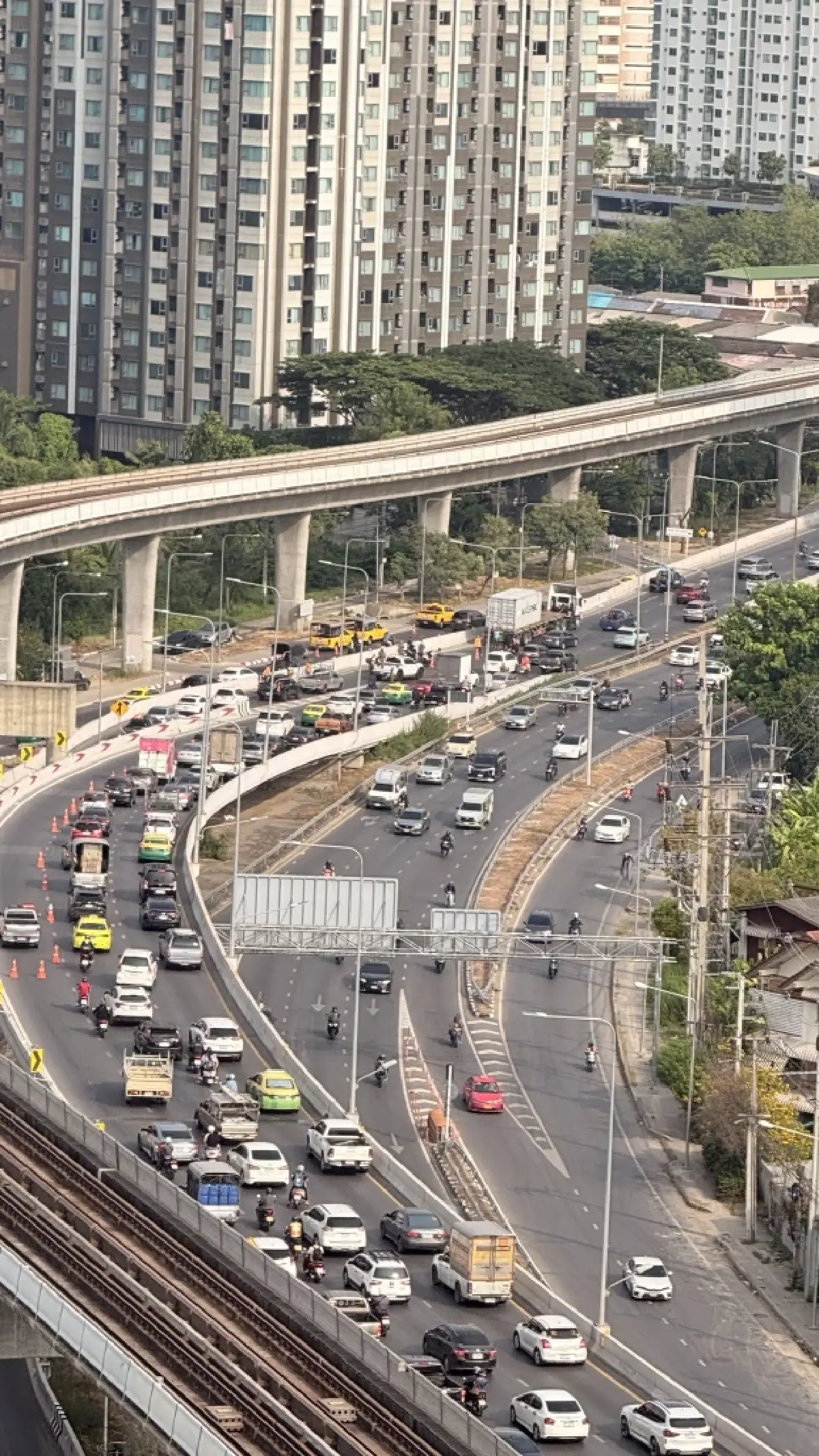 ให้ภาพบรรยาย รถติดมาก ถนนราชพฤกษ์ ขาเข้า รถพ่วง 18 ล้อ จอดเสีย