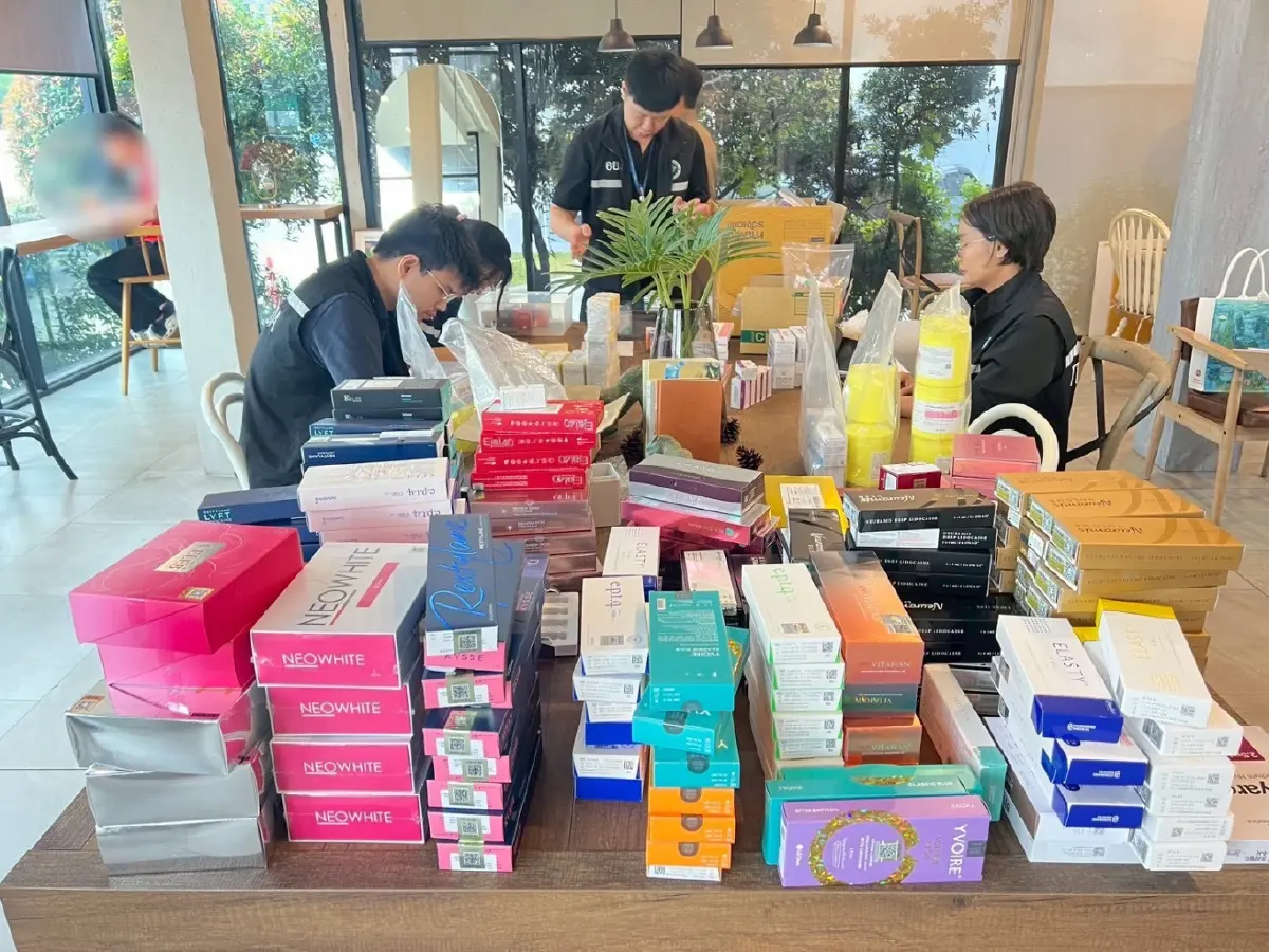 บุกคาเฟ่ตรวจค้น โบท็อก-ฟิลเลอร์ ส่งขายคลินิกทั่วประเทศ ฟัน 4 ข้อหา