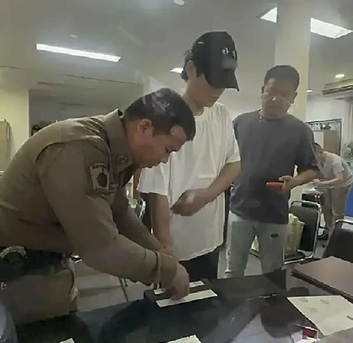 ผบ.ตร. สั่งเร่งขยายผล 'ชายจีน' ซุกอาวุธสงคราม พบคลิปฝึกยิงกับหน่วยรบพิเศษกัมพูชา