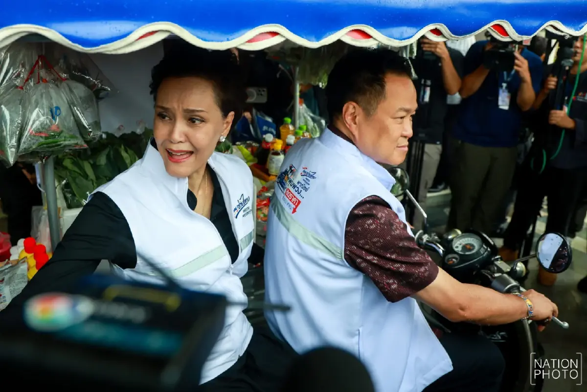 ‘อนุทิน’ ควง ‘ศุภจี’ ซ้อนท้ายสามล้อพ่วงข้าง เปิดงาน ‘ไทยช่วยไทย’