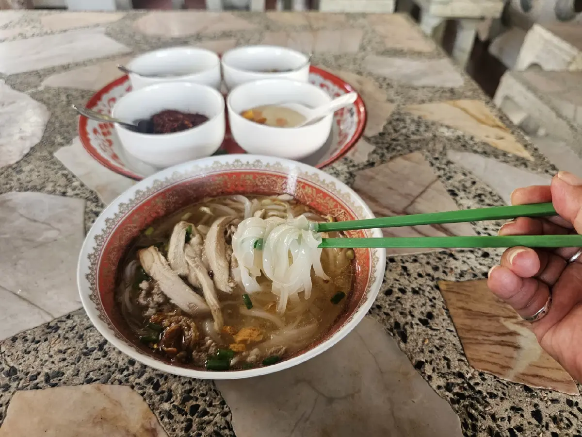 ก๋วยเตี๋ยวไก่ร้านนก by โก้-ธีรศักดิ์ ตำนาน 52 ปี 'ก๋วยเตี๋ยวไก่'