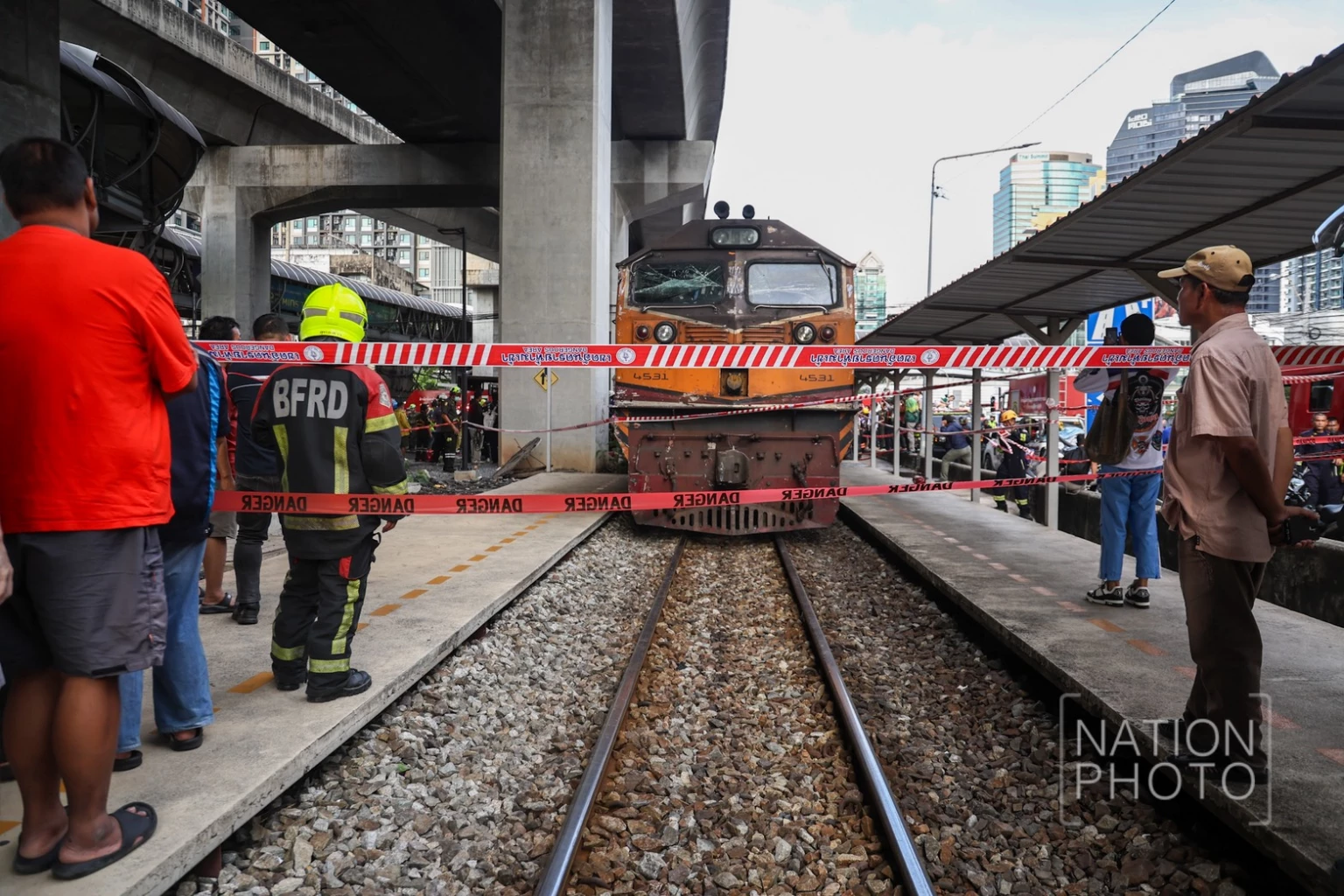 ด่วน! เกิดอุบัติเหตุ รถไฟชนรถเมล์ ไฟลุกท่วม เสียชีวิตหลายราย หลีกเลี่ยงเส้นทาง