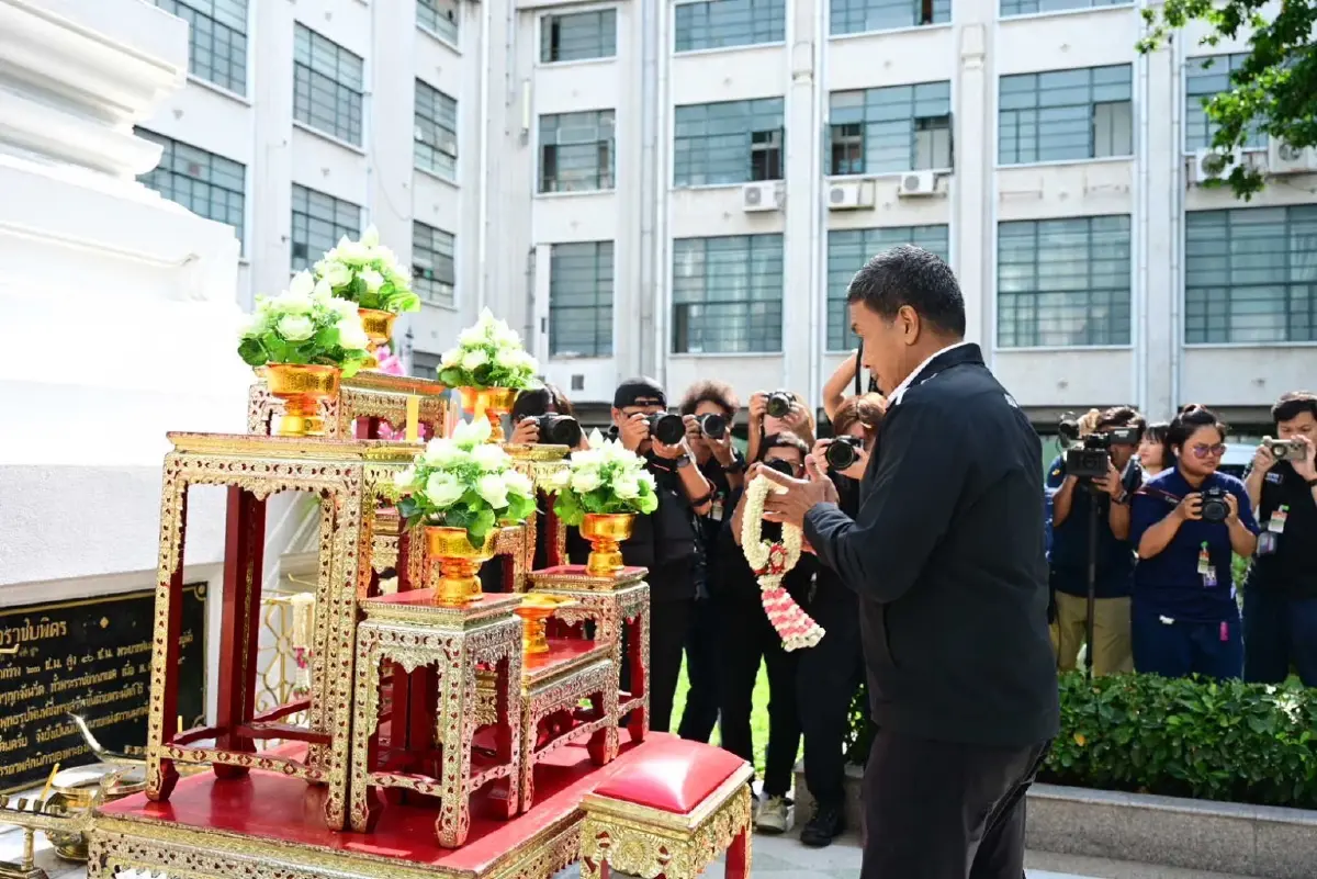 'ชัชชาติ' ไหว้ลาสิ่งศักดิ์สิทธิ์ อธิษฐานขอพร หลังลาออก