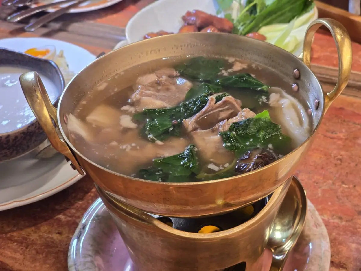 'บุรามาลี' (Bura Marie) อาหารไทยในโรงน้ำชา และ 'ข้าวแช่'