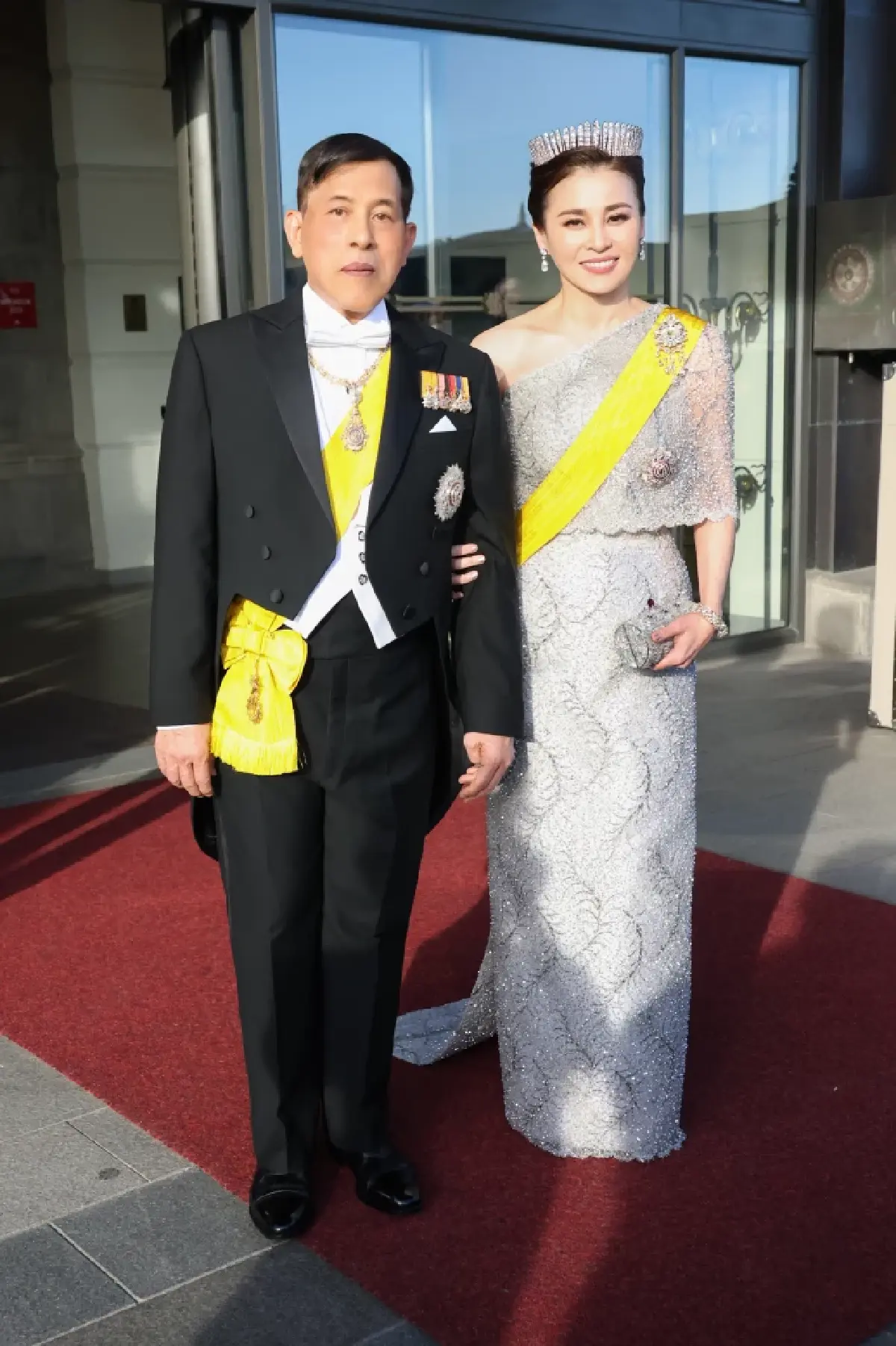 พระเจ้าอยู่หัว-พระราชินี ทรงร่วมงานถวายพระกระยาหารค่ำ ในพระราชพิธี 80 พรรษา พระราชาธิบดีคาร์ลที่ 16 กุสตาฟแห่งสวีเดน