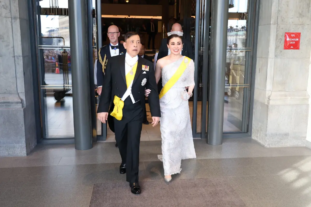 พระเจ้าอยู่หัว-พระราชินี ทรงร่วมงานถวายพระกระยาหารค่ำ ในพระราชพิธี 80 พรรษา พระราชาธิบดีคาร์ลที่ 16 กุสตาฟแห่งสวีเดน