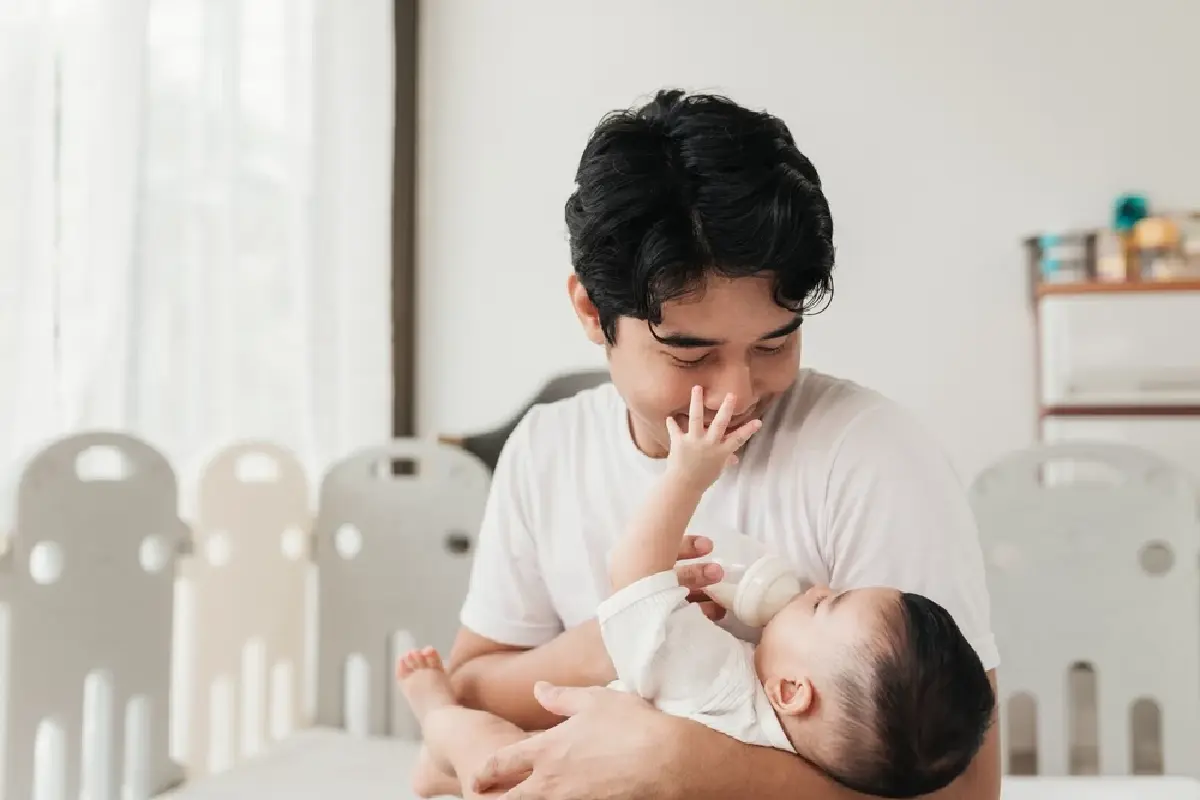 'พ่อบ้านฟูลไทม์' ผู้ชายอยู่บ้านเลี้ยงลูก เทรนด์ใหม่ในสิงคโปร์
