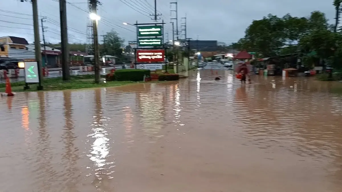 ฝนตกหนัก น่านน้ำท่วมฉับพลัน หน้า โรงพยาบาลเวียงสา น้ำรอการระบาย