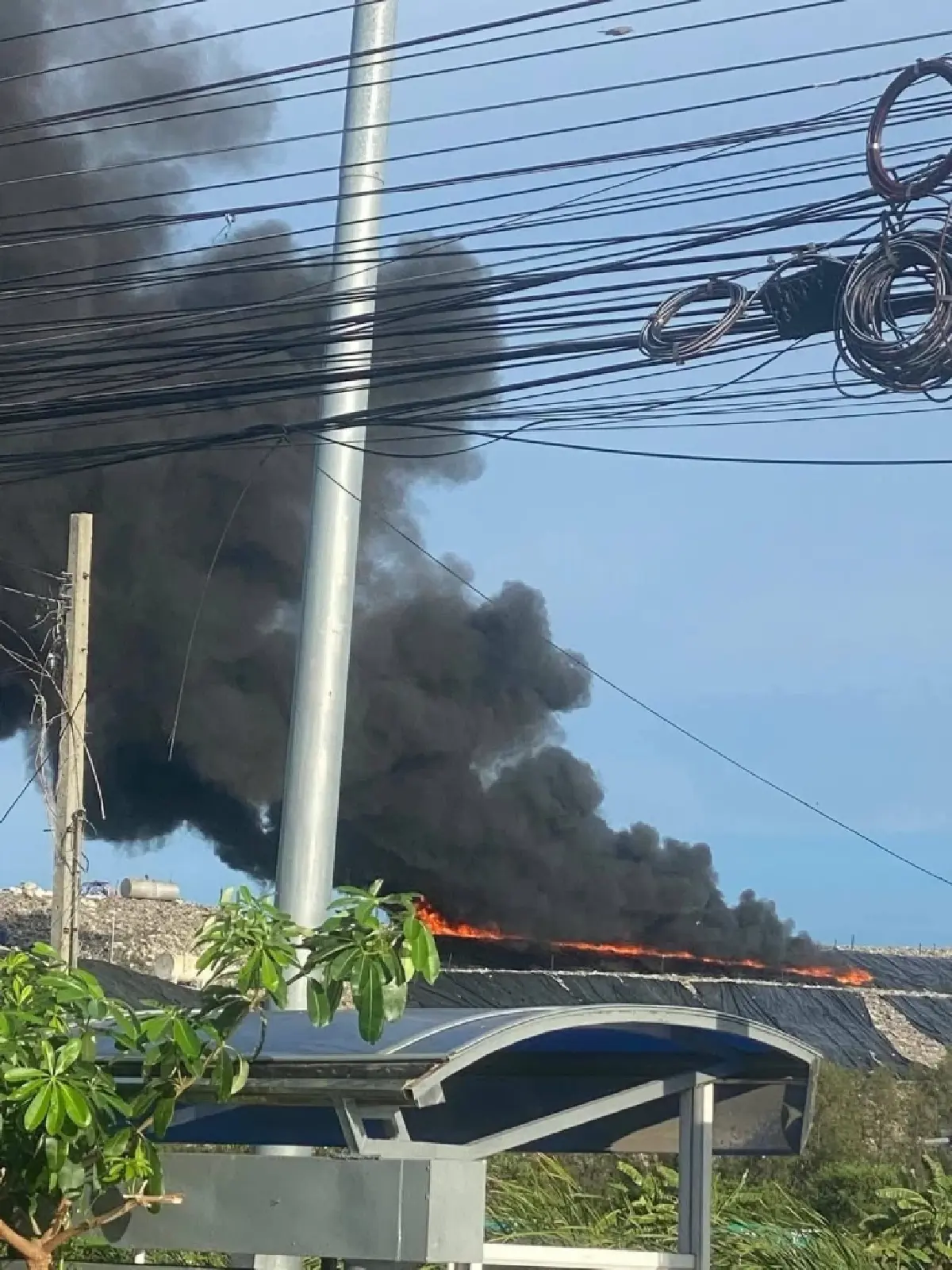 ไฟไหม้บ่อขยะแพรกษาใหม่ สมุทรปราการ ควันดำโขมงมองเห็นระยะไกล