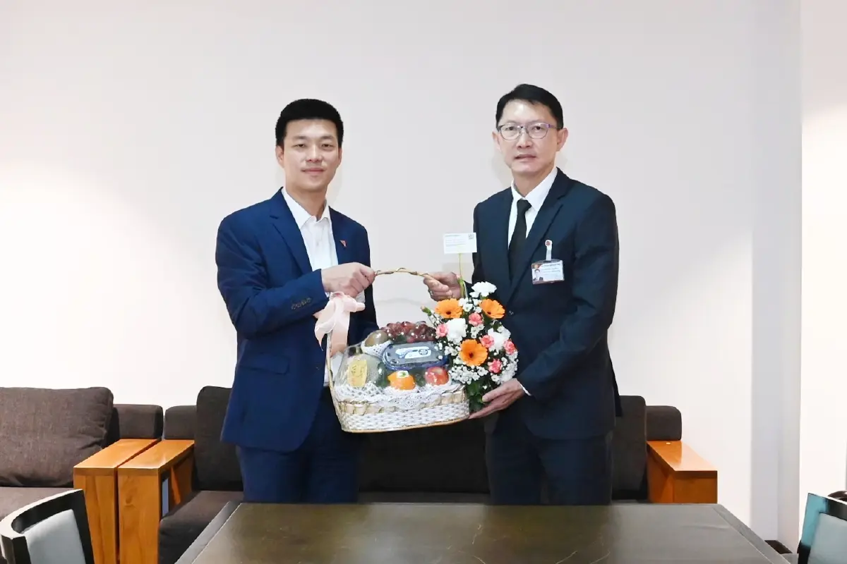 'ณัฐพงษ์' เดินสาย มอบกระเช้าดอกไม้ส้ม-ของที่ระลึก ให้ประมุขสภาฯ