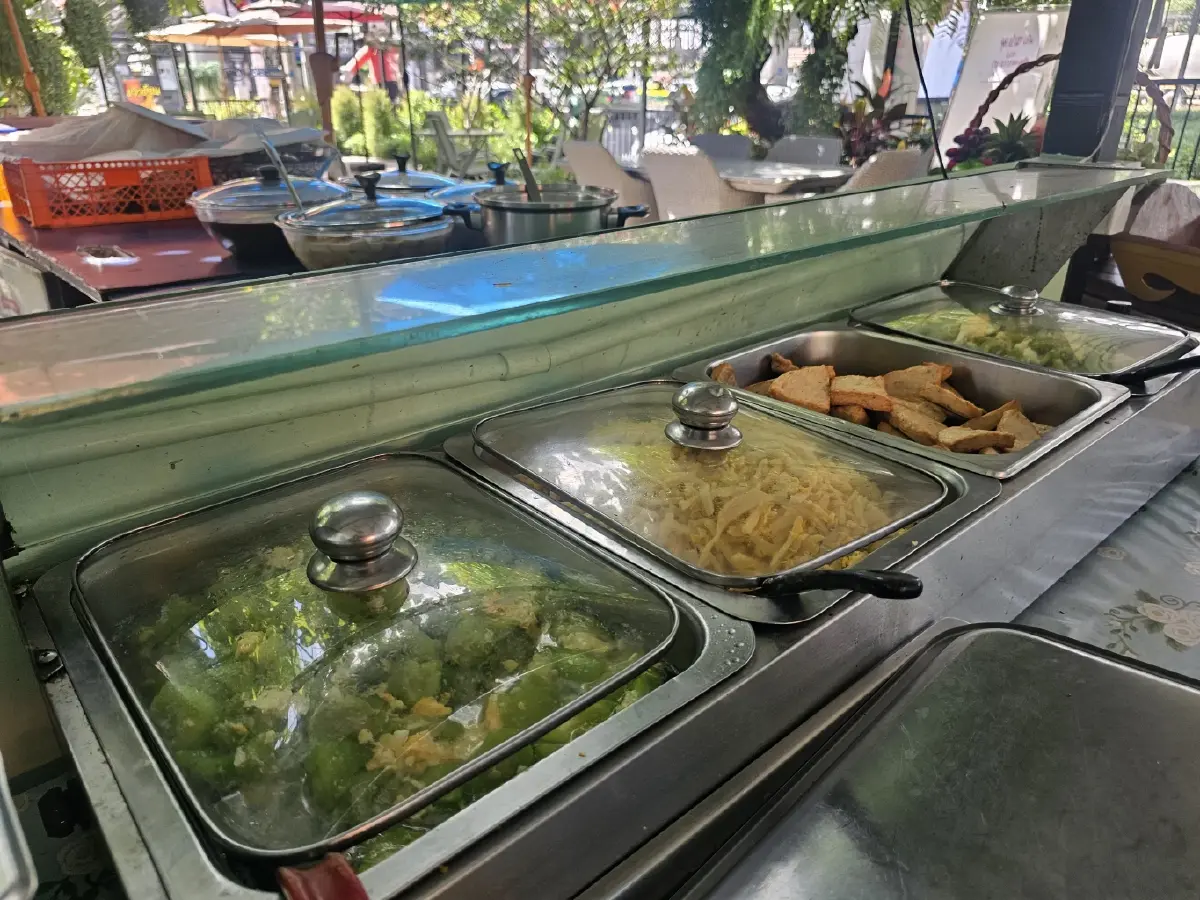 ‘บุฟเฟ่ต์ข้าวแกง' อร่อยคุ้ม 159 บาท ที่ 'ร้านครัวกลางกรุง'