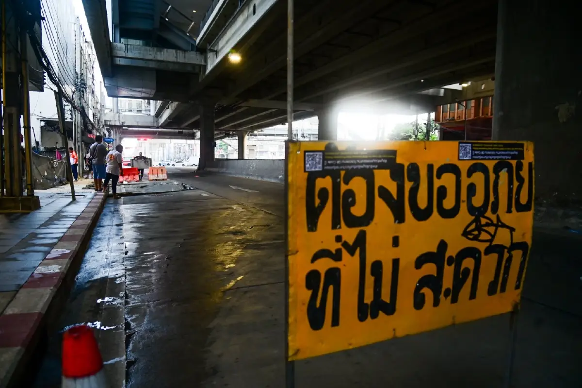 เปิดสาเหตุ 'ถนนทรุดตัว' บริเวณแยกไฟฉาย กทม. เร่งซ่อมให้เสร็จภายในคืนนี้