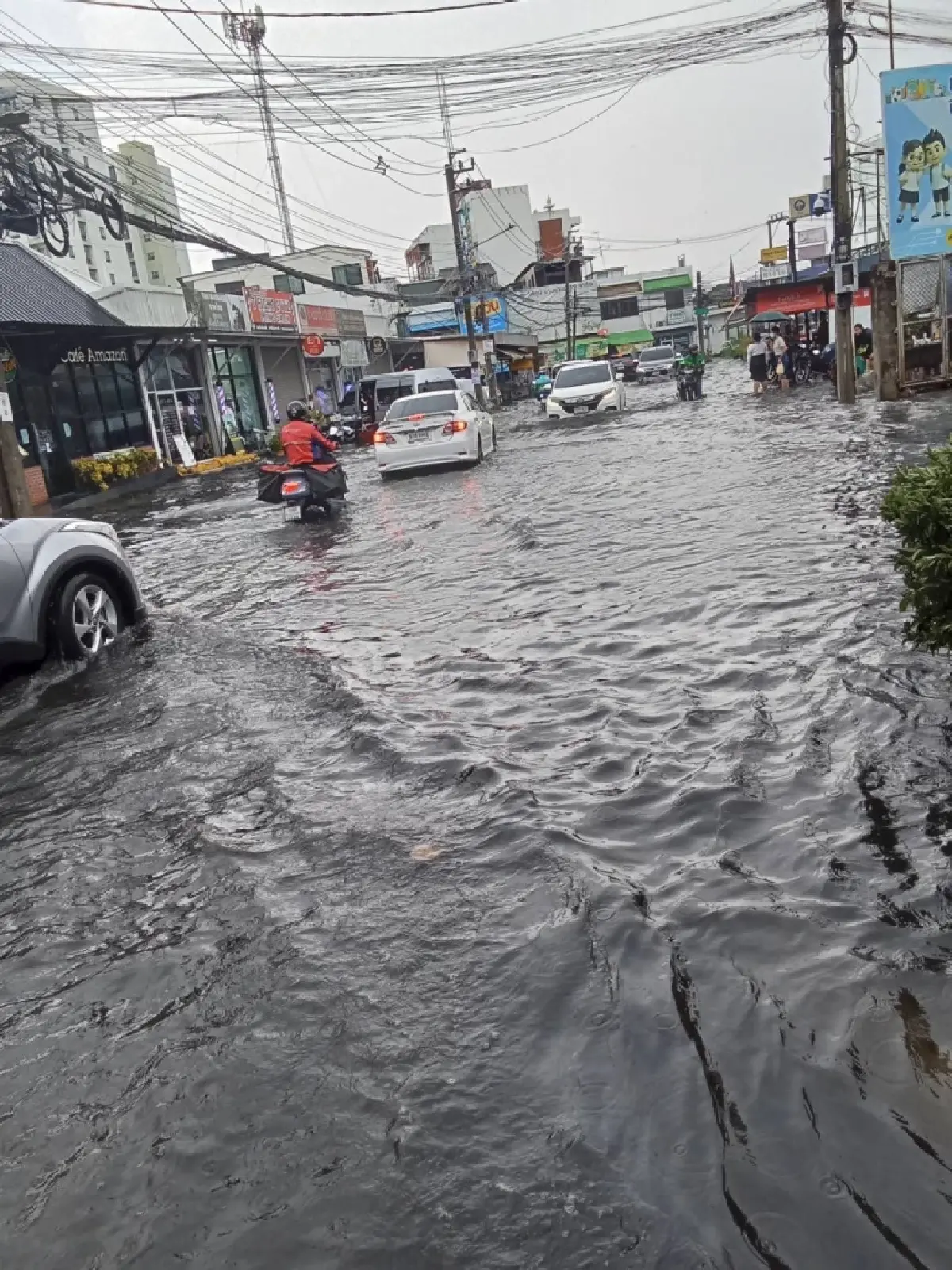 น้ำท่วมแล้ว บางเขน กทม. ฝนตกหนัก น้ำรอการระบาย เตือนฝนชุดใหญ่อีก