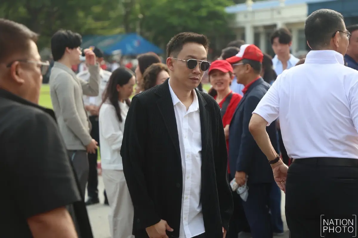 วินาทีอิสรภาพ 'ทักษิณ' พ้นเรือนจำ โผกอด 'อิ๊งค์-โอ๊ค-เอม' คนเสื้อแดงรอรับแน่น