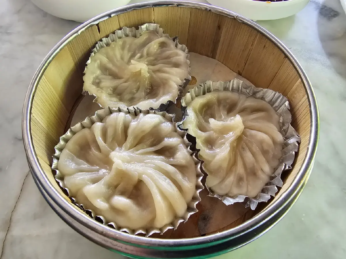 ‘หมูแดง’ นุ่มละมุน ย่างเตาถ่านหอมกรุ่น ณ ‘Roast House & Wok Culture’