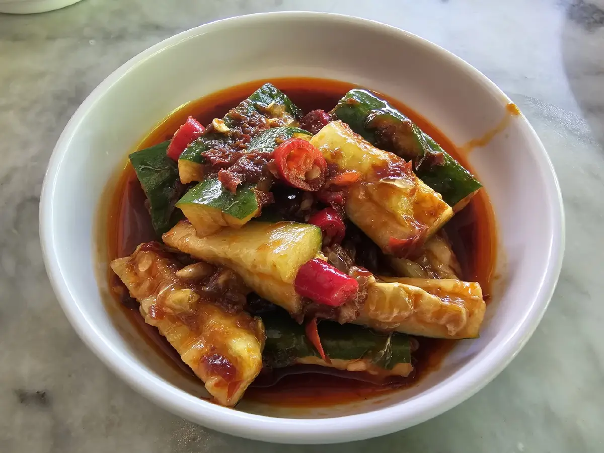 ‘หมูแดง’ นุ่มละมุน ย่างเตาถ่านหอมกรุ่น ณ ‘Roast House & Wok Culture’