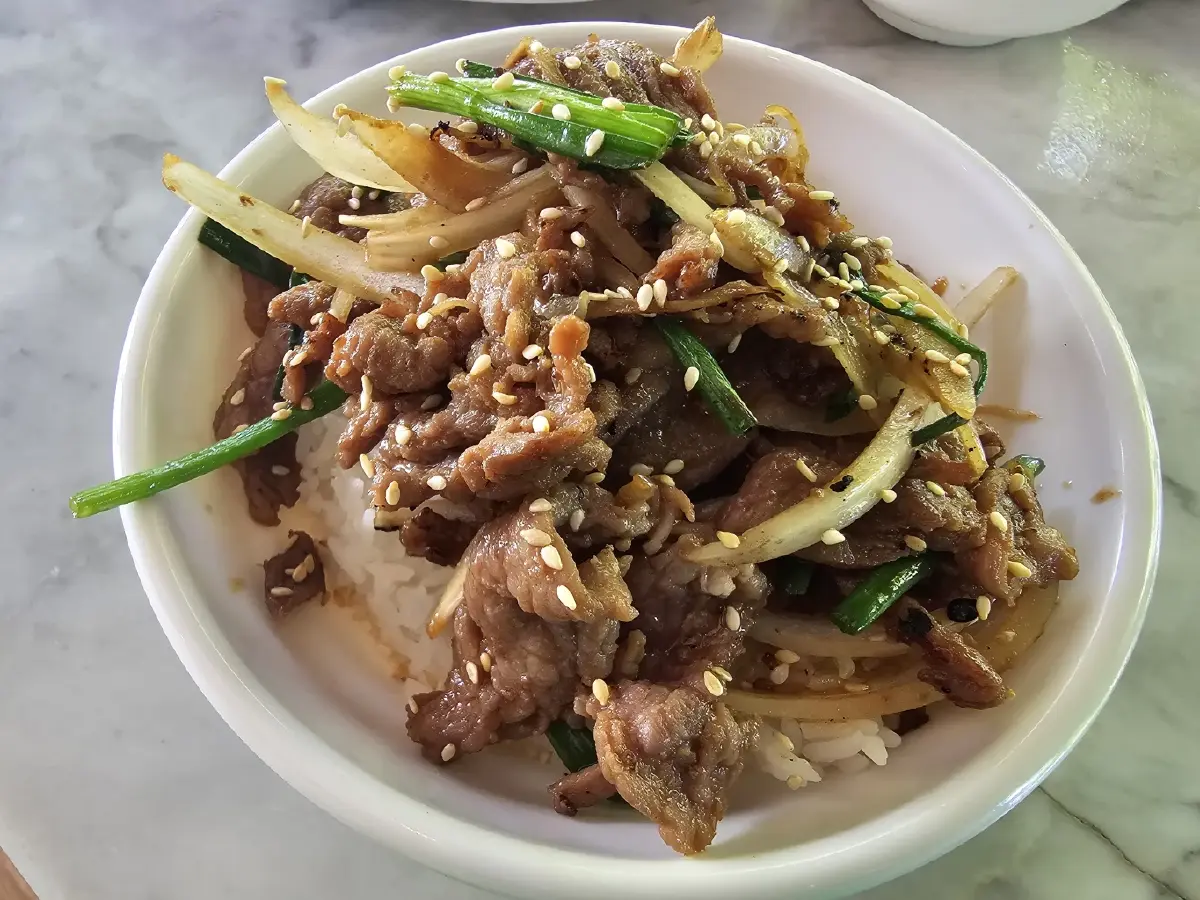 ‘หมูแดง’ นุ่มละมุน ย่างเตาถ่านหอมกรุ่น ณ ‘Roast House & Wok Culture’