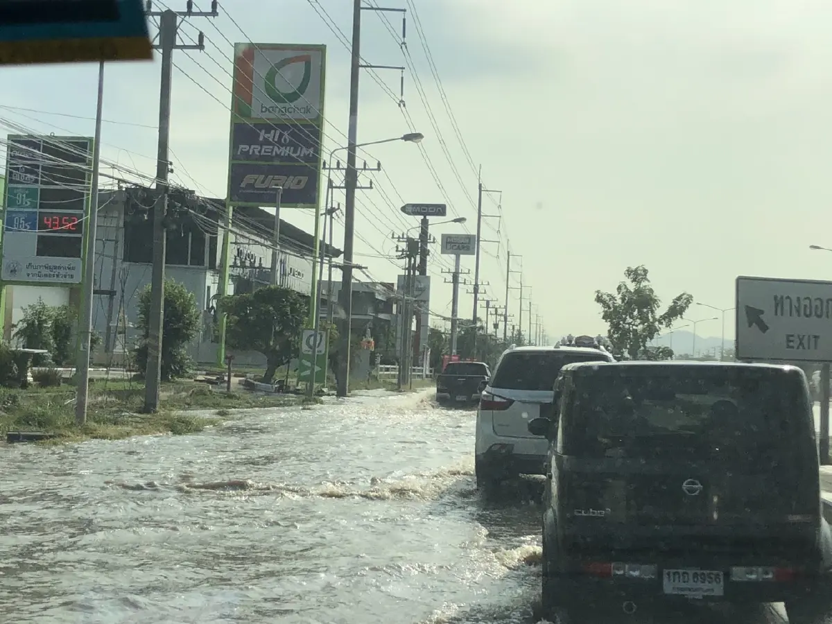 ด่วน รถทะลักโคราช ถนนมิตรภาพ รถติด 10 กม. วันหยุดแรงงาน เจอฝนตกหนัก