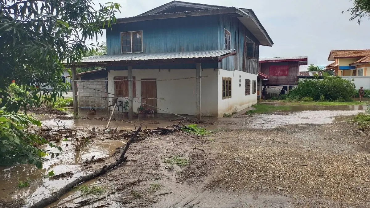 ฝนตกหนักเพชรบูรณ์ น้ำป่าทะลักจม 3 ตำบล ชาวบ้านหนีน้ำท่วมวุ่น