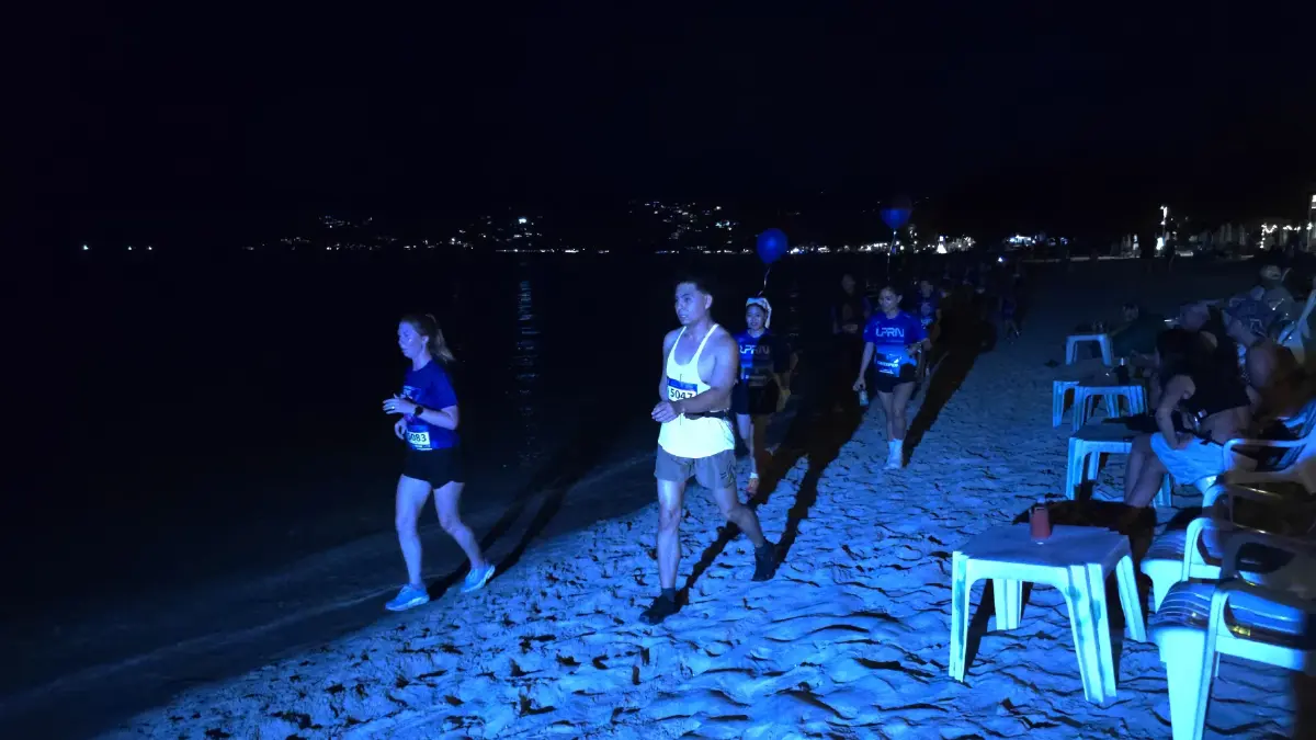 'สมุย' จัดเต็ม! วิ่งกลางคืนบนชายหาด 'Samui Neon Run 2026' กว่า 3,000 คน
