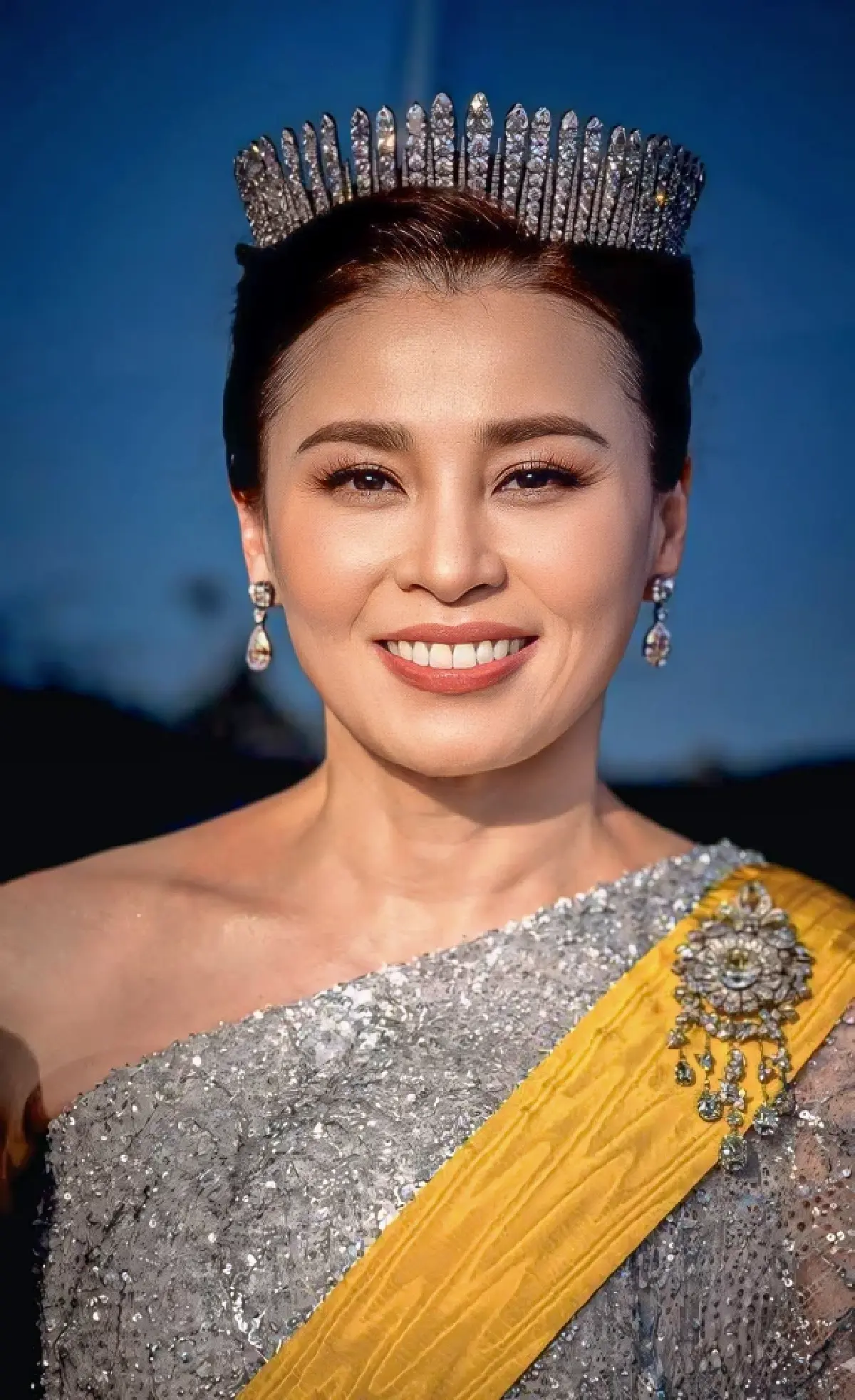 พระเจ้าอยู่หัว-พระราชินี ทรงร่วมงานถวายพระกระยาหารค่ำ ในพระราชพิธี 80 พรรษา พระราชาธิบดีคาร์ลที่ 16 กุสตาฟแห่งสวีเดน