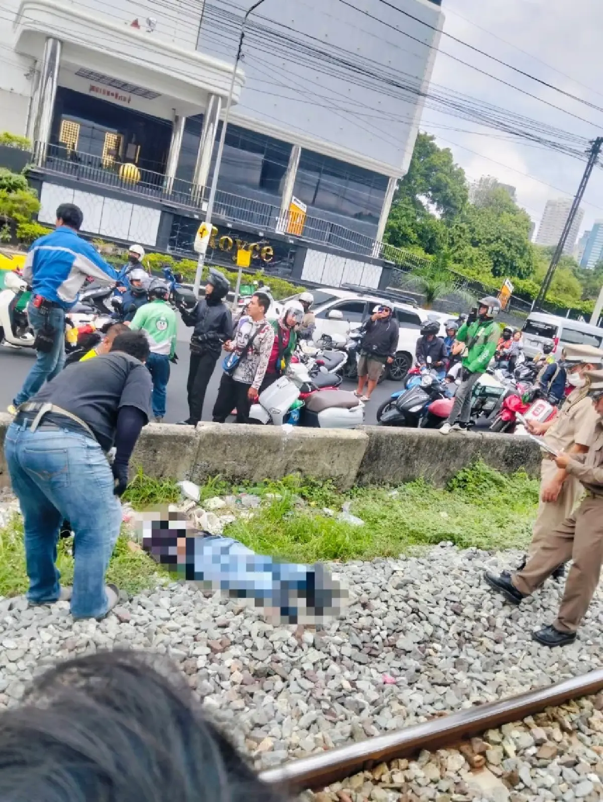 ด่วน! รถไฟเฉี่ยวชนคนเจ็บสาหัส ย่านมักกะสัน กู้ชีพเร่งช่วยเหลือ