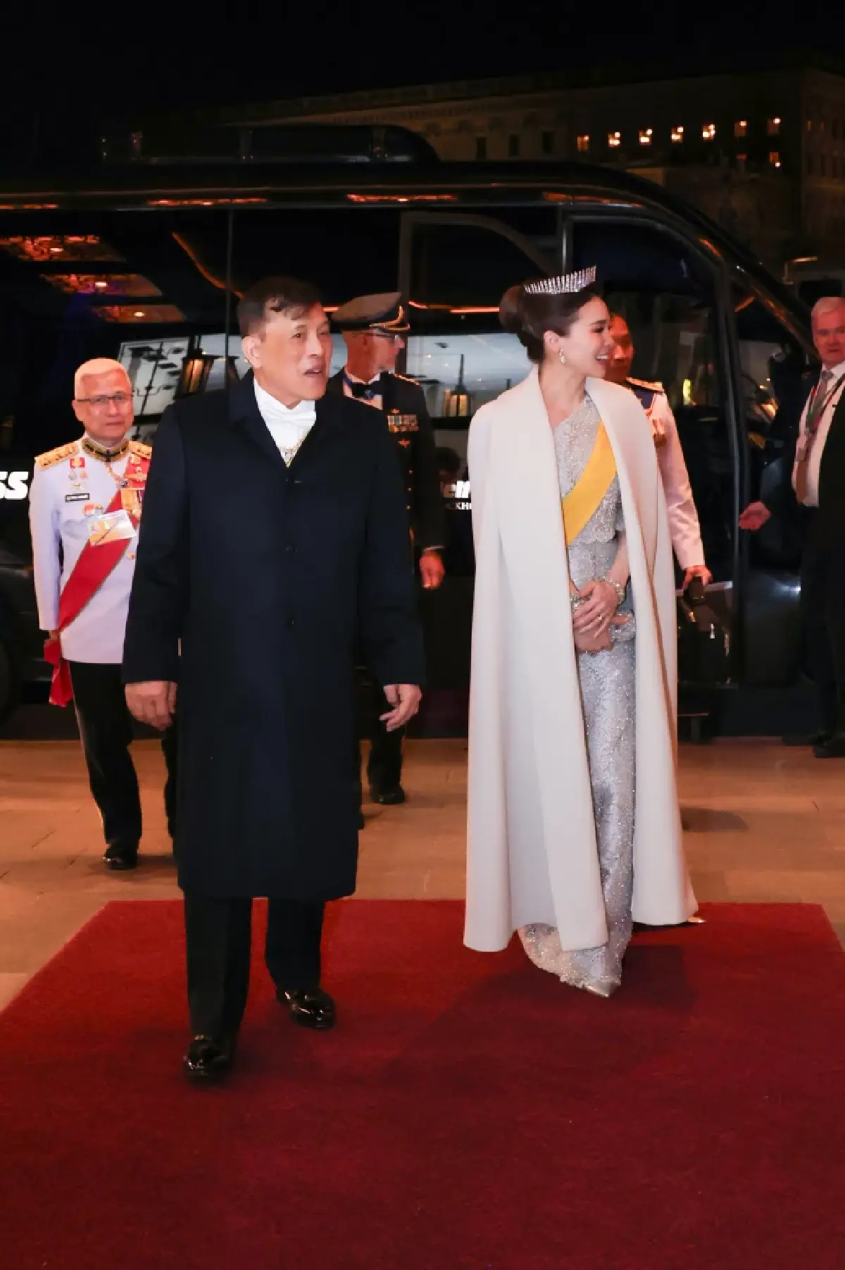 พระเจ้าอยู่หัว-พระราชินี ทรงร่วมงานถวายพระกระยาหารค่ำ ในพระราชพิธี 80 พรรษา พระราชาธิบดีคาร์ลที่ 16 กุสตาฟแห่งสวีเดน