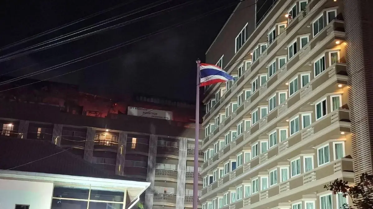ด่วน ไฟไหม้โรงแรมพัทยา มีผู้ติดค้างในอาคาร เจ้าหน้าที่เร่งช่วยเหลือ