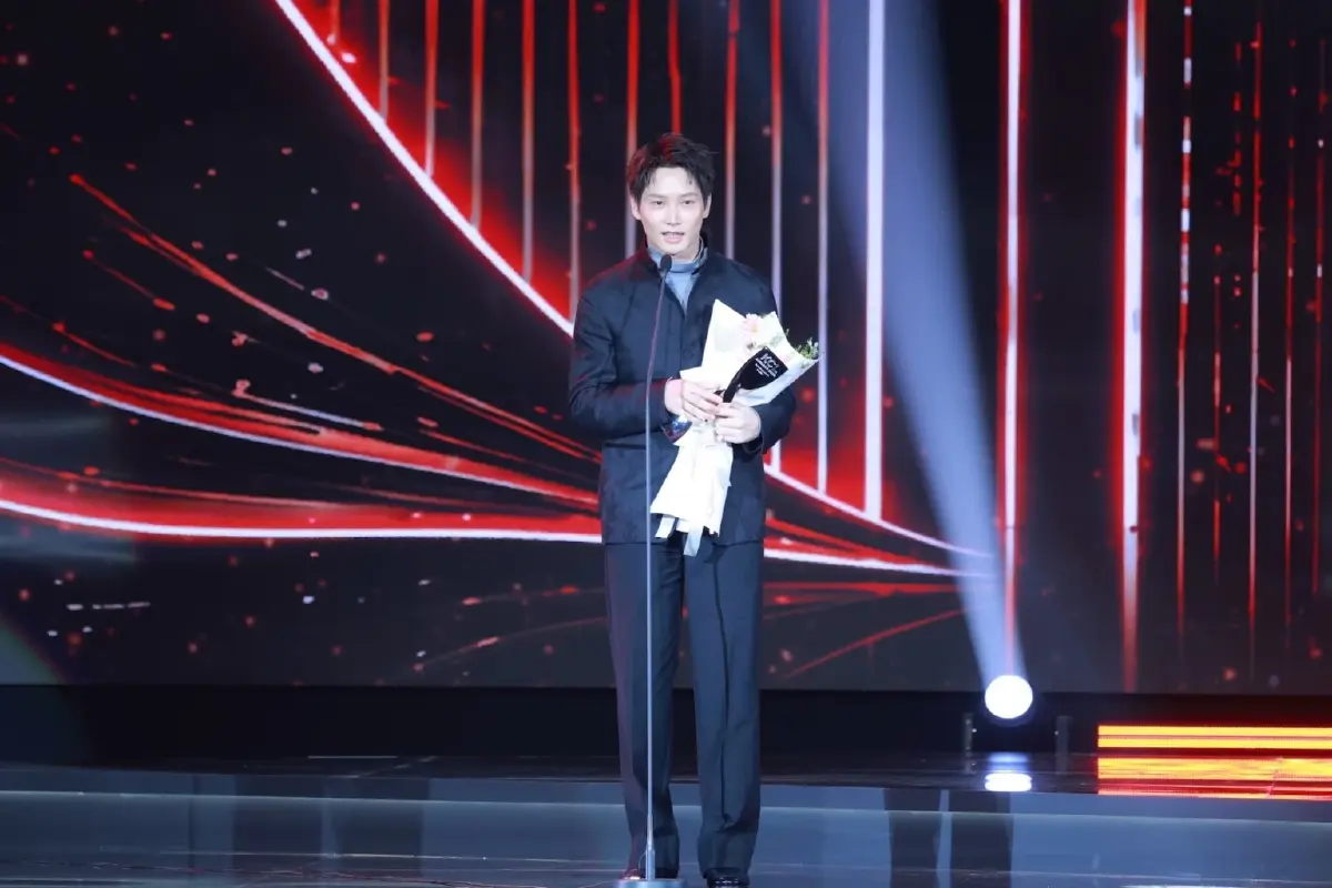 ‘เดอะสโตน’ - ‘สงคราม ส่งด่วน’ กวาดรางวัล ‘คมชัดลึก อวอร์ด’
