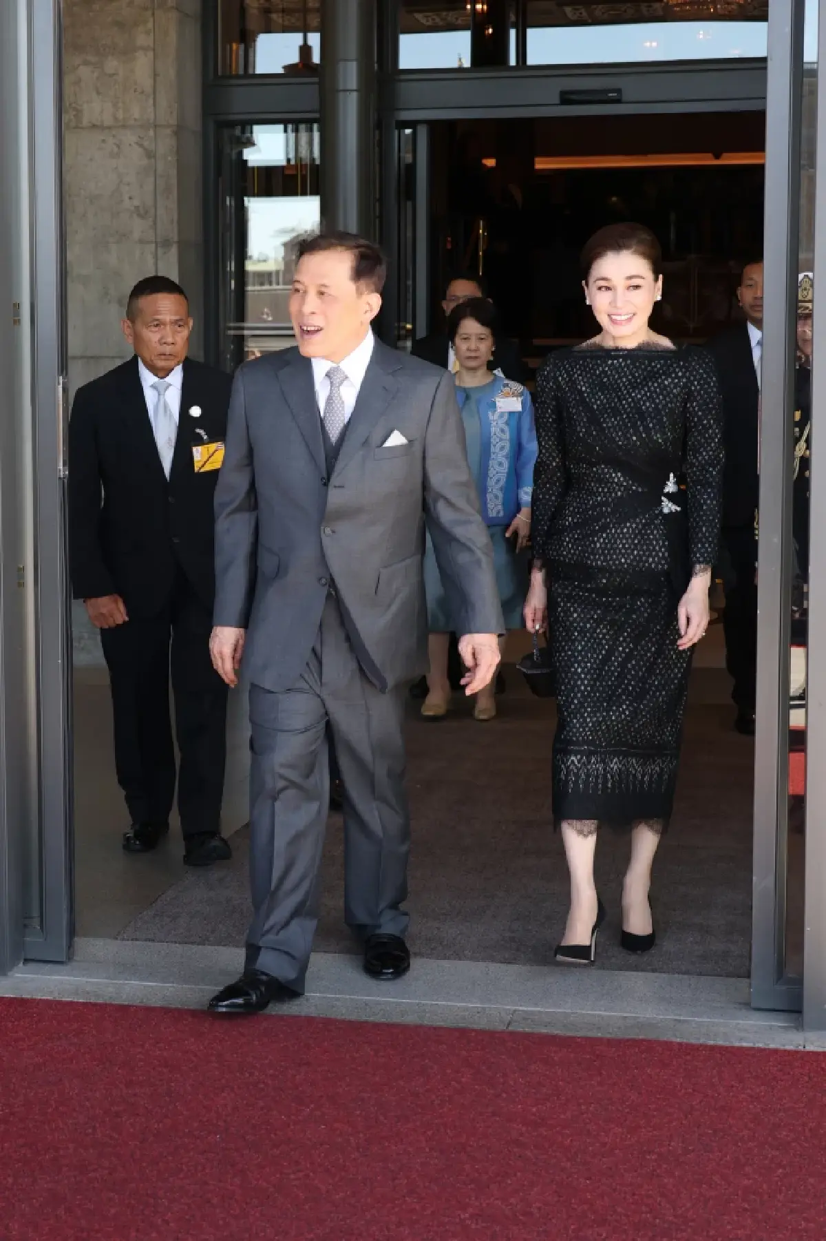 ในหลวง-พระราชินี เสด็จฯ กลับไทย หลังทรงร่วมงานพระราชพิธี 80 พรรษา สมเด็จพระราชาธิบดีคาร์ลที่ 16 กุสตาฟแห่งสวีเดน