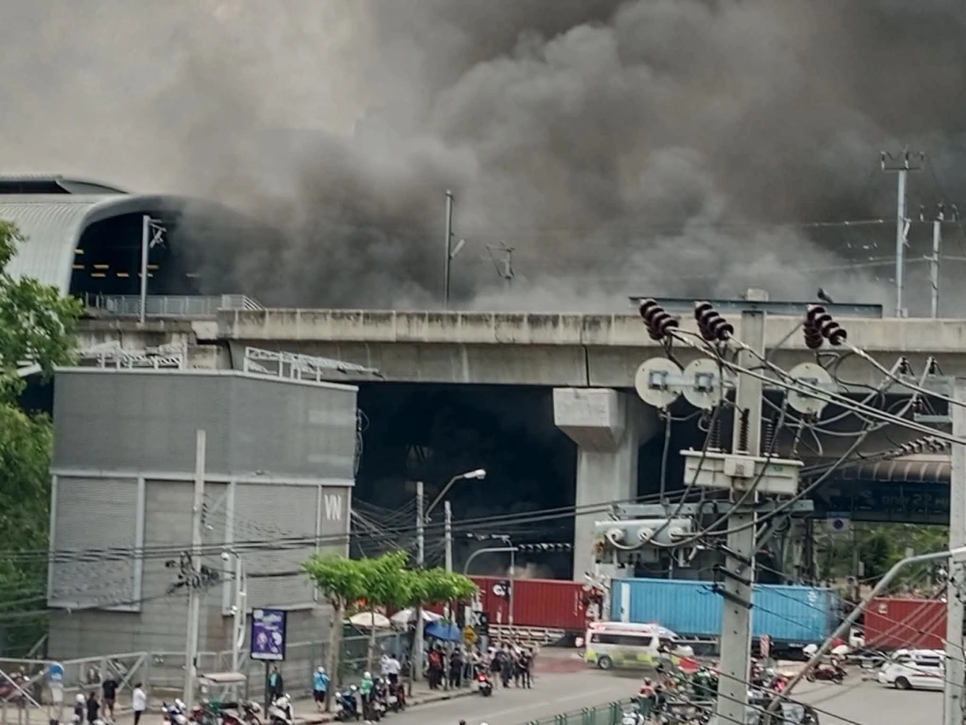 ด่วน! เกิดอุบัติเหตุ รถไฟชนรถเมล์ ไฟลุกท่วม เสียชีวิตหลายราย หลีกเลี่ยงเส้นทาง