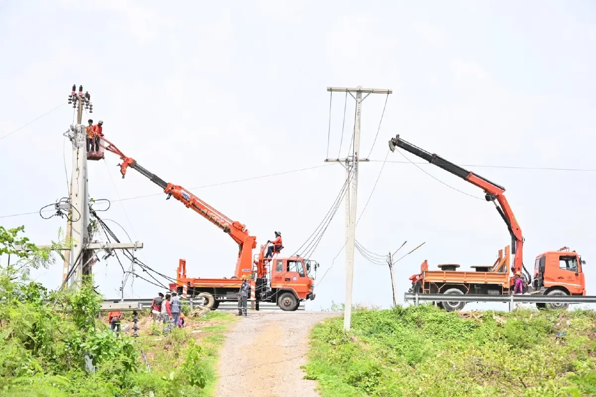 พายุฤดูร้อนถล่ม เสาไฟฟ้าแรงสูงโค่นล้ม 70 ต้น ลพบุรีระดมกำลังเร่งกู้คืน