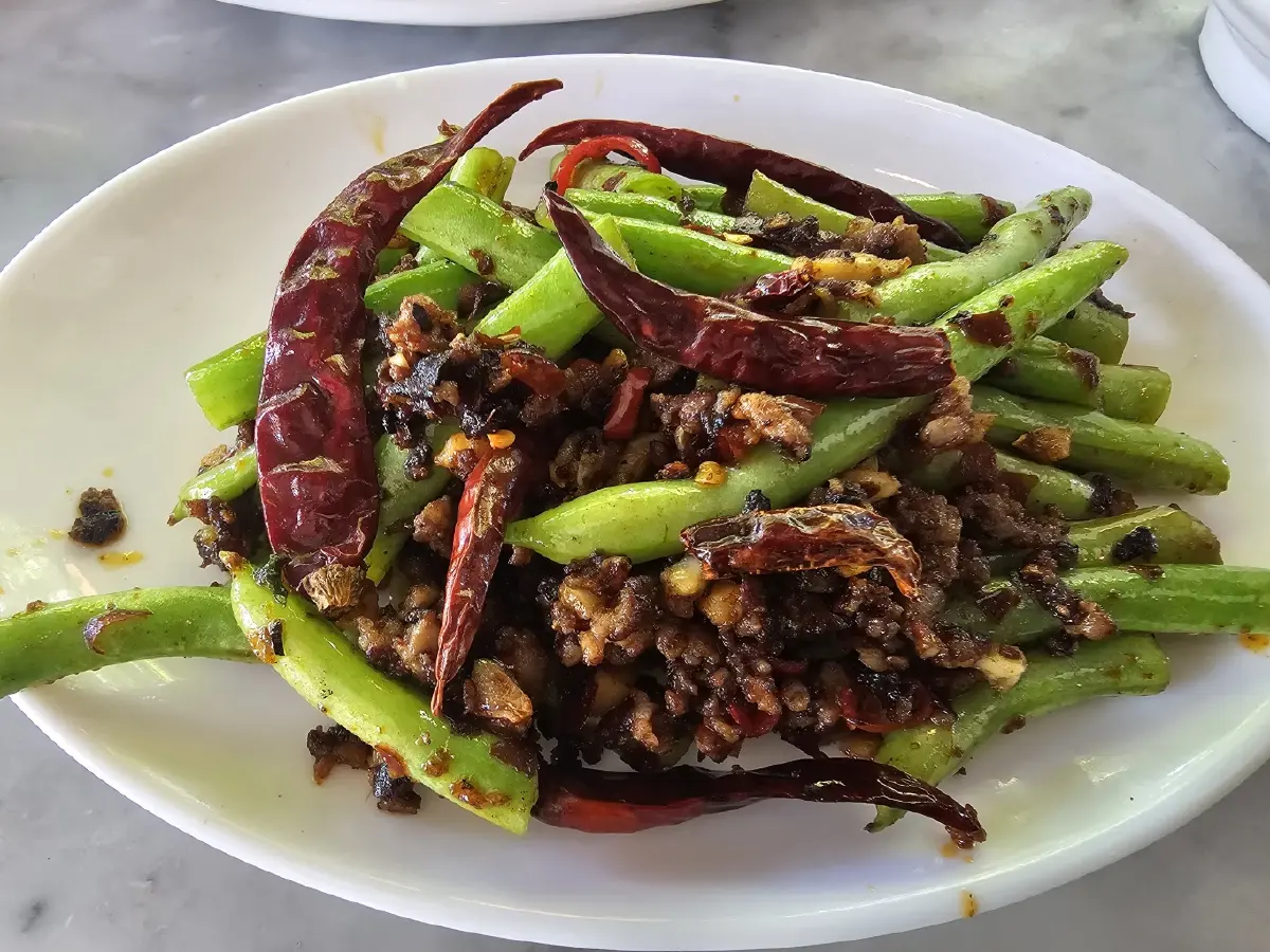 ‘หมูแดง’ นุ่มละมุน ย่างเตาถ่านหอมกรุ่น ณ ‘Roast House & Wok Culture’
