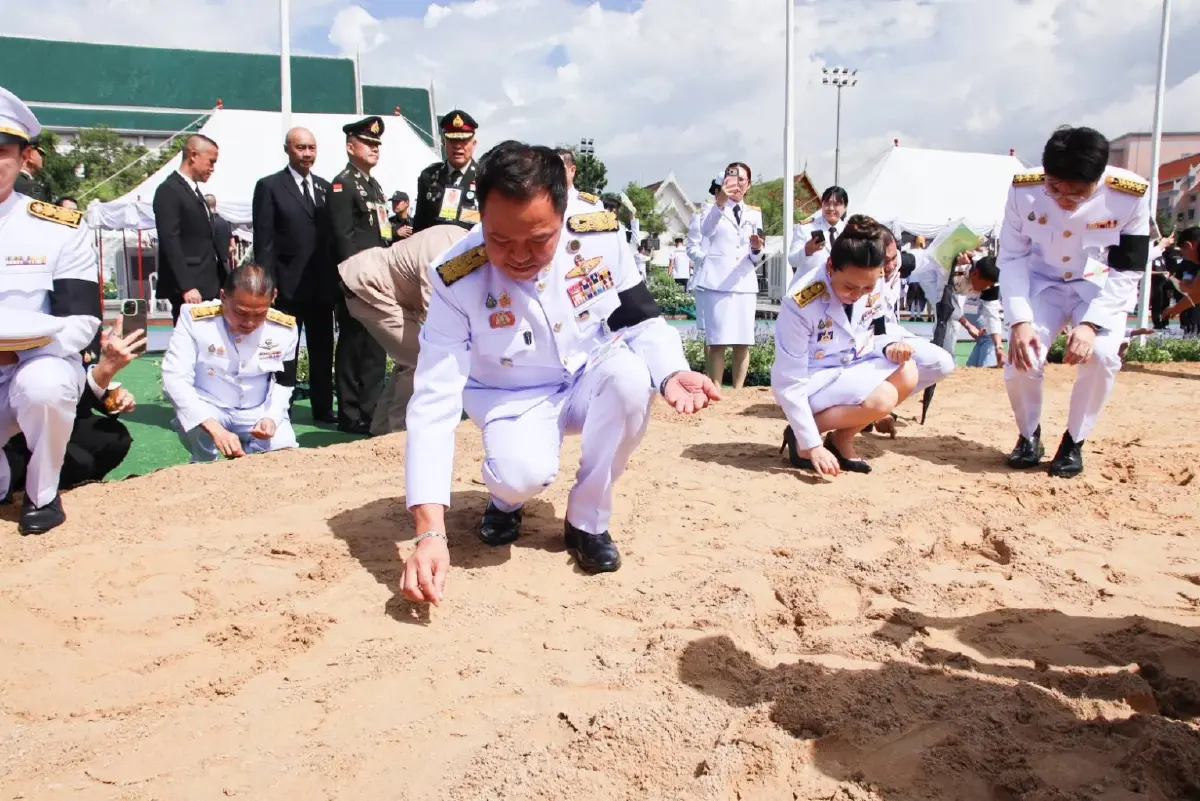 นายกฯ เก็บเมล็ดพันธุ์ข้าวพระราชทานครั้งแรก มั่นใจรับมือภัยแล้งได้