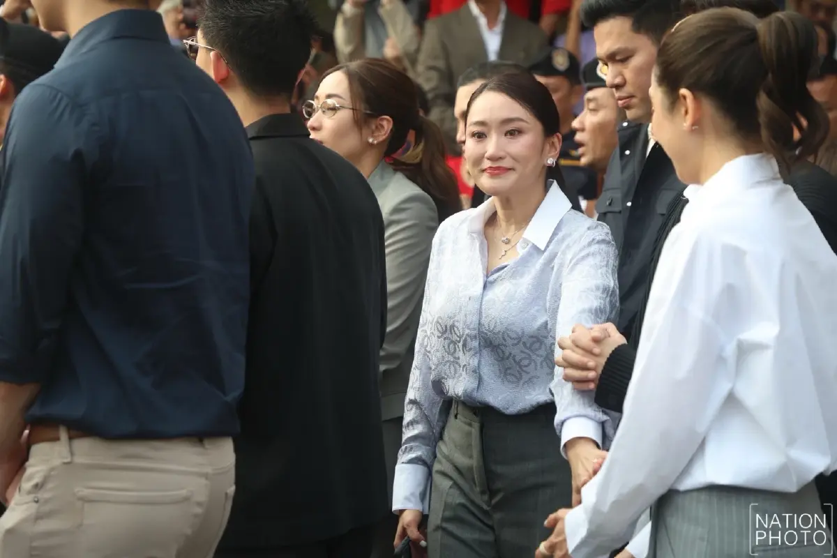 วินาทีอิสรภาพ 'ทักษิณ' พ้นเรือนจำ โผกอด 'อิ๊งค์-โอ๊ค-เอม' คนเสื้อแดงรอรับแน่น