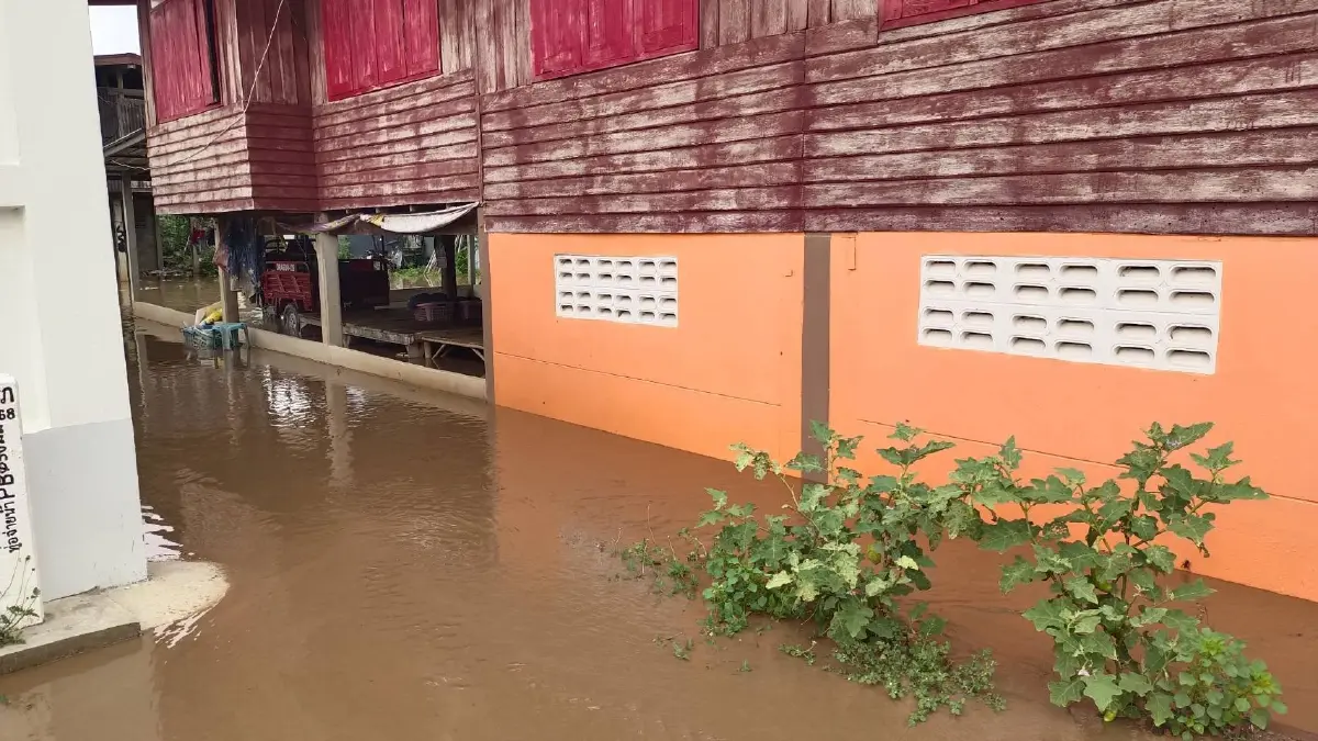 ฝนตกหนักเพชรบูรณ์ น้ำป่าทะลักจม 3 ตำบล ชาวบ้านหนีน้ำท่วมวุ่น