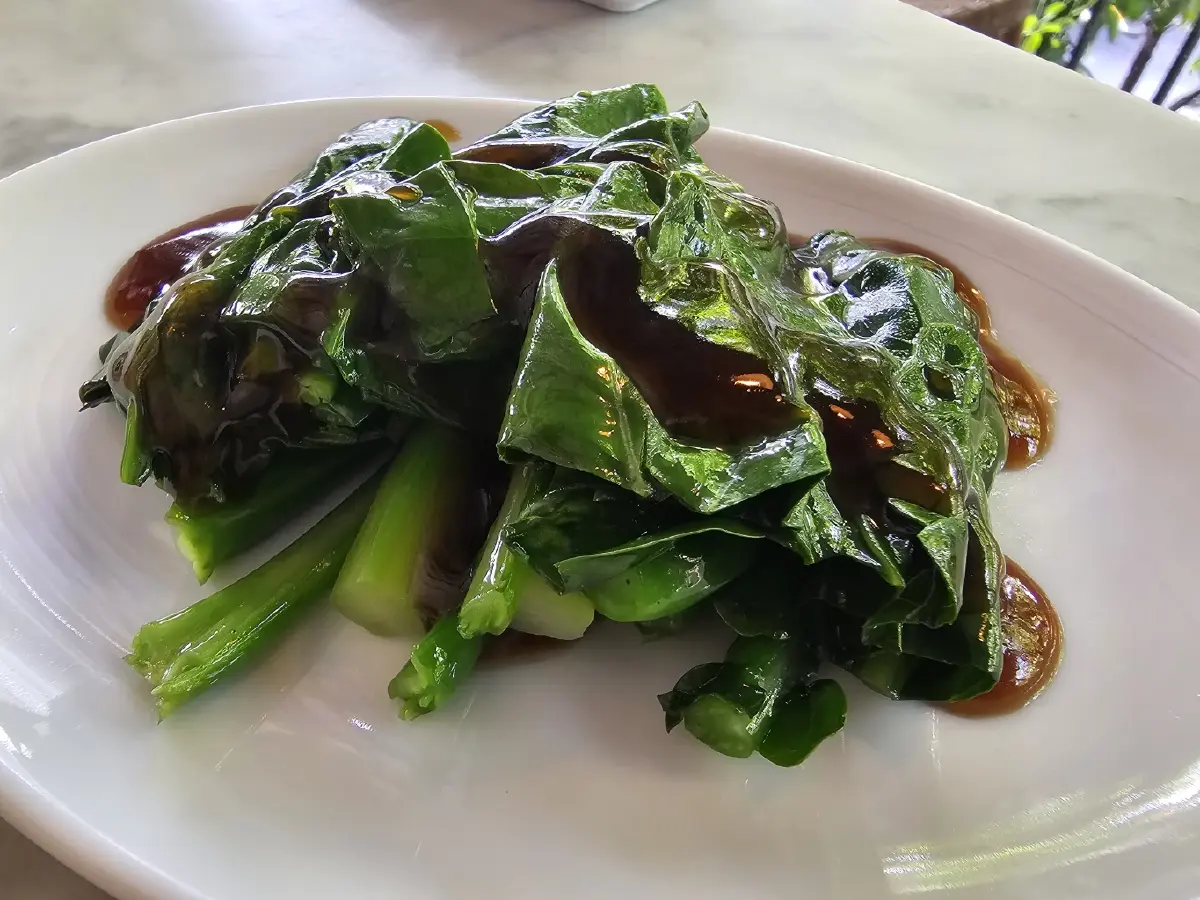 ‘หมูแดง’ นุ่มละมุน ย่างเตาถ่านหอมกรุ่น ณ ‘Roast House & Wok Culture’