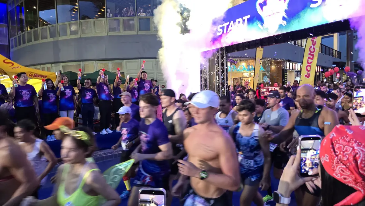 'สมุย' จัดเต็ม! วิ่งกลางคืนบนชายหาด 'Samui Neon Run 2026' กว่า 3,000 คน