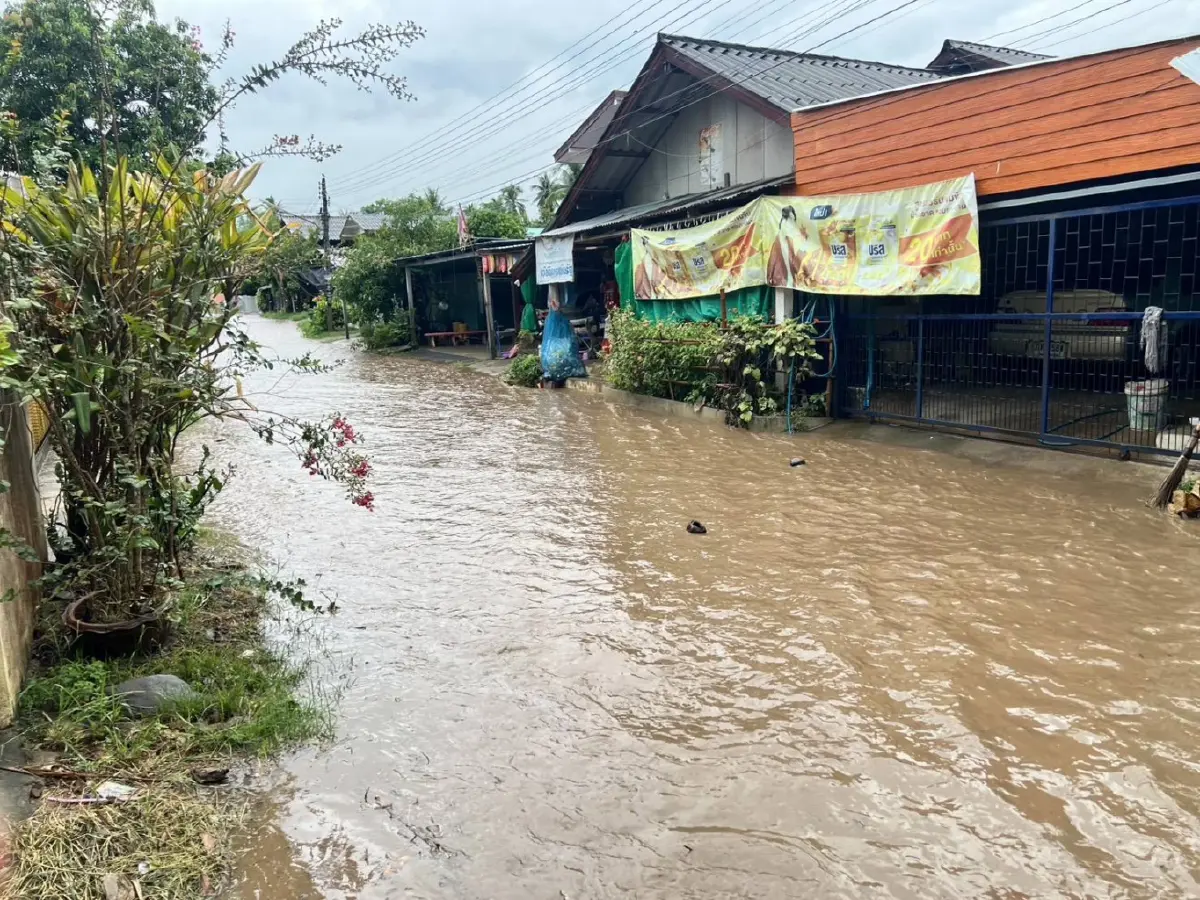 ฝนตกหนักเพชรบูรณ์ น้ำป่าทะลักจม 3 ตำบล ชาวบ้านหนีน้ำท่วมวุ่น