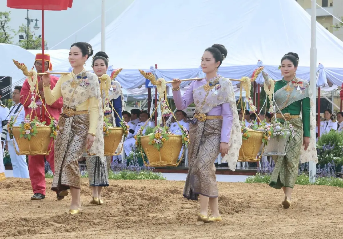 ในหลวง-ราชินี เสด็จพระราชพิธีแรกนาขวัญ วันพืชมงคล 2569