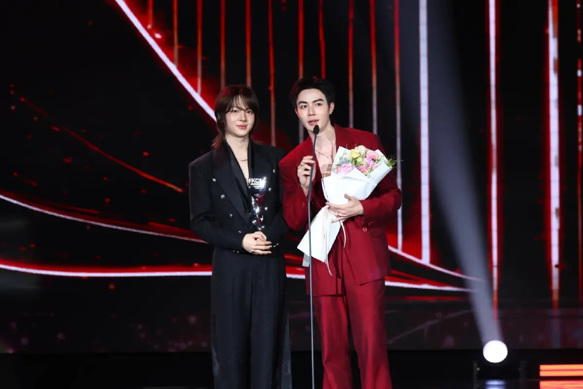 ‘เดอะสโตน’ - ‘สงคราม ส่งด่วน’ กวาดรางวัล ‘คมชัดลึก อวอร์ด’