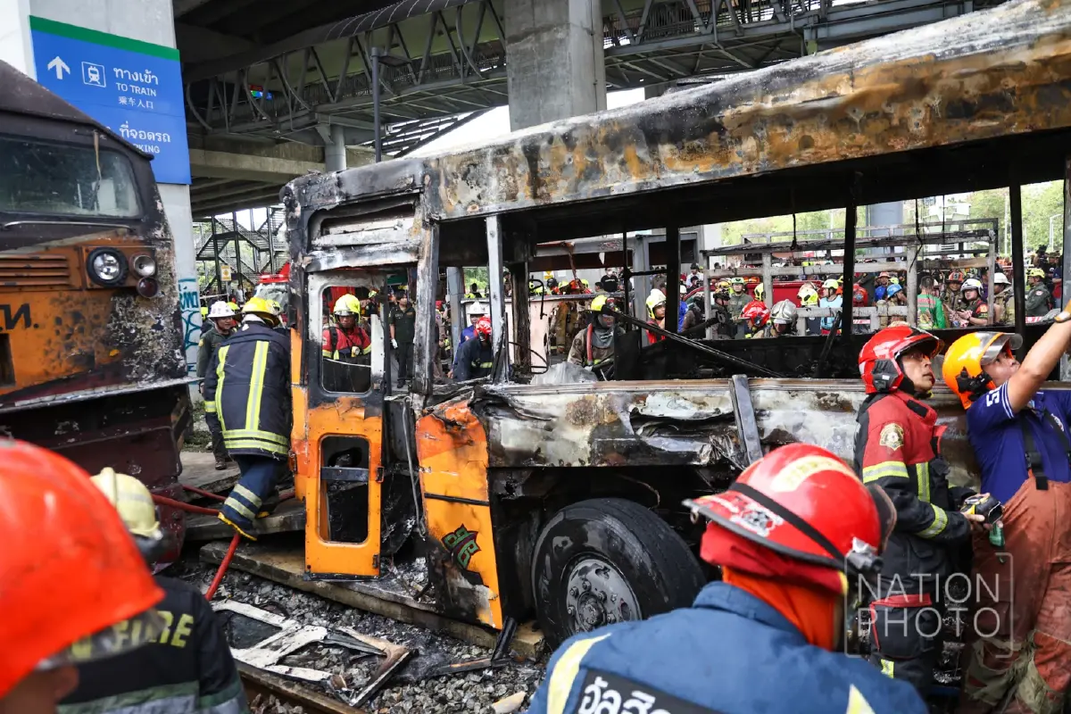 คืบหน้า! รถไฟชนรถเมล์ อโศก พบคนขับฉี่ม่วง พนง.ไม้กั้นโดนข้อหา