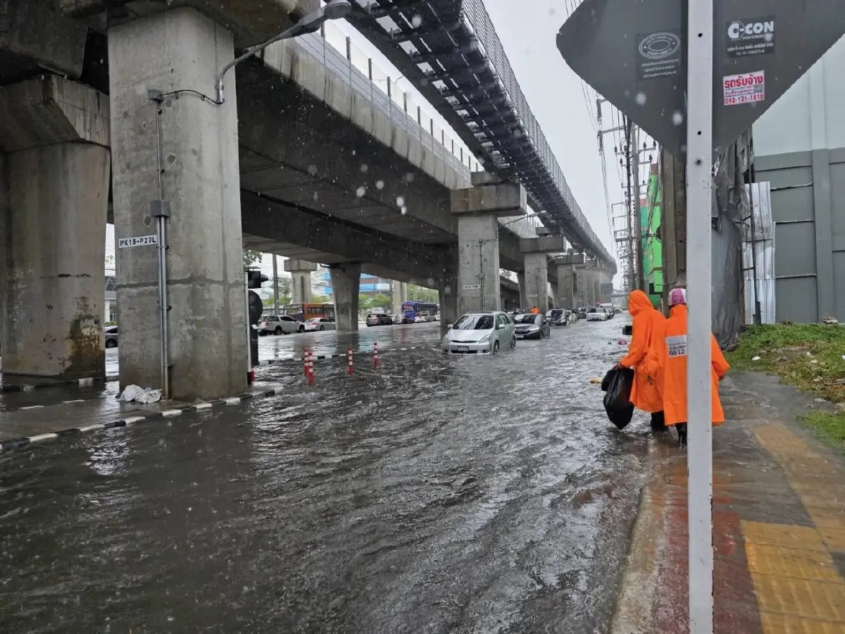 น้ำท่วมแล้ว บางเขน กทม. ฝนตกหนัก น้ำรอการระบาย เตือนฝนชุดใหญ่อีก