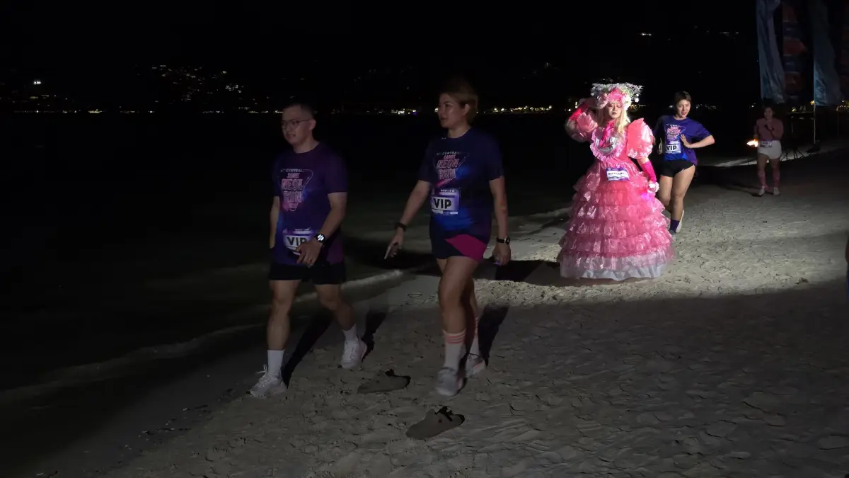 'สมุย' จัดเต็ม! วิ่งกลางคืนบนชายหาด 'Samui Neon Run 2026' กว่า 3,000 คน