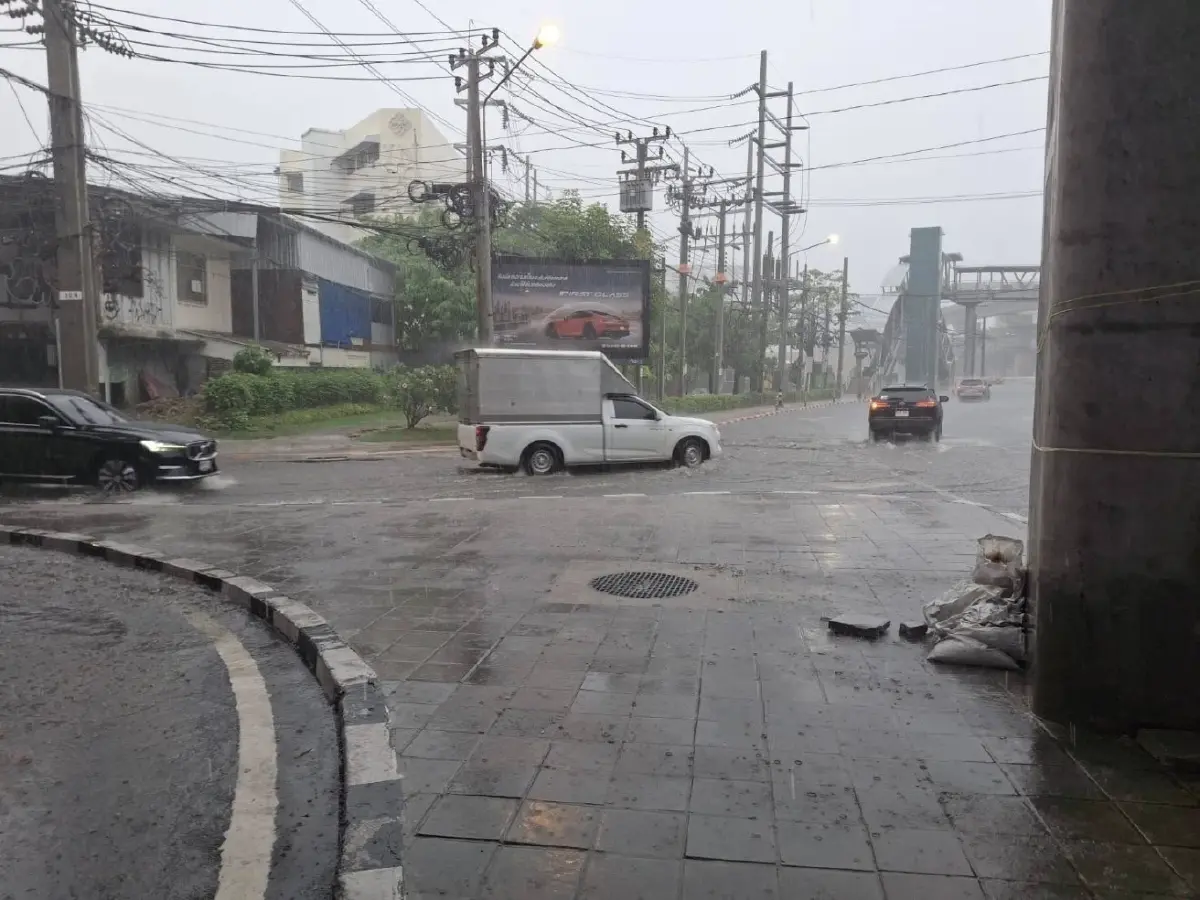 น้ำท่วมแล้ว บางเขน กทม. ฝนตกหนัก น้ำรอการระบาย เตือนฝนชุดใหญ่อีก
