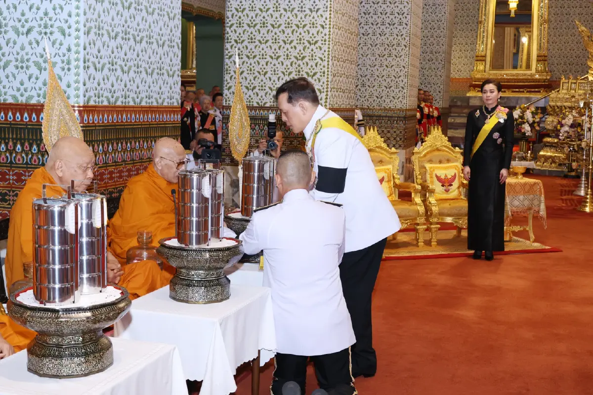ในหลวง-พระราชินี เสด็จฯ ไปในการพระราชพิธีฉัตรมงคล พุทธศักราช 2569